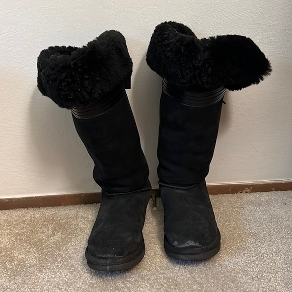 Black Uggs with leather bow - Picture 2 of 8